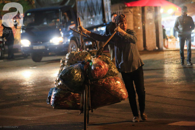 Cuộc sống về khuya của những người vận chuyển trong đêm Hà Nội 8 độ rét thấu xương