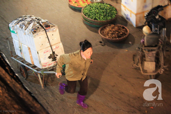 Cuộc sống về khuya của những người vận chuyển trong đêm Hà Nội 8 độ rét thấu xương