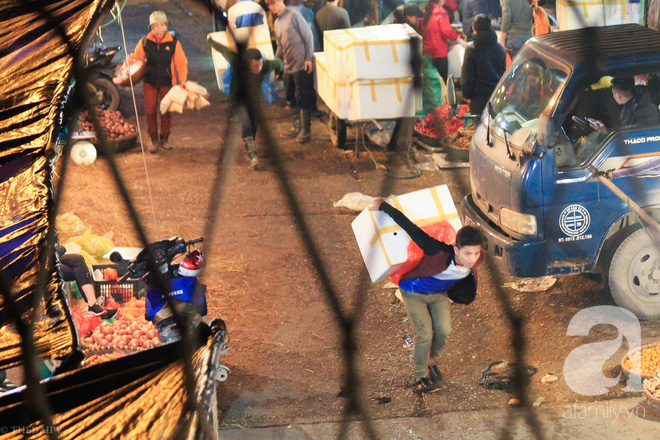 Cuộc sống về khuya của những người vận chuyển trong đêm Hà Nội 8 độ rét thấu xương