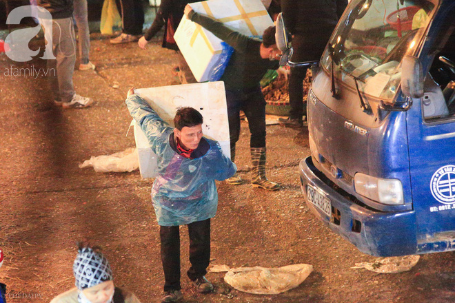 Cuộc sống về khuya của những người vận chuyển trong đêm Hà Nội 8 độ rét thấu xương