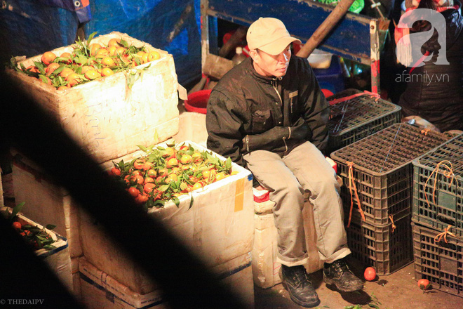 Cuộc sống về khuya của những người vận chuyển trong đêm Hà Nội 8 độ rét thấu xương