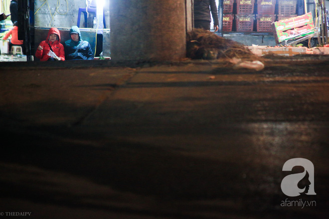 Cuộc sống về khuya của những người vận chuyển trong đêm Hà Nội 8 độ rét thấu xương