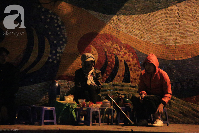 Cuộc sống về khuya của những người vận chuyển trong đêm Hà Nội 8 độ rét thấu xương