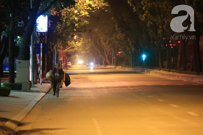 Cuộc sống về khuya của những người vận chuyển trong đêm Hà Nội 8 độ rét thấu xương