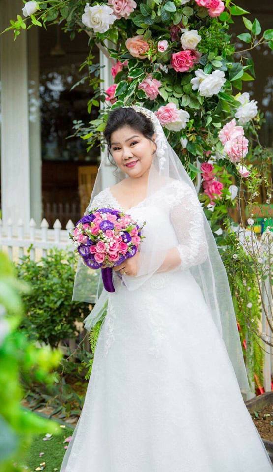 Tuổi U70, NSND Thanh Hoa vẫn trẻ trung mặc váy cưới bên chồng trẻ