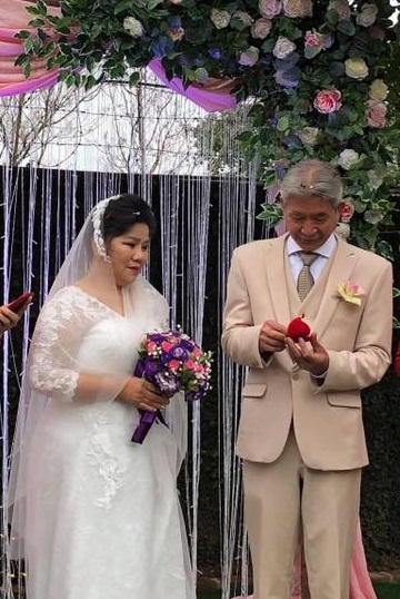 Tuổi U70, NSND Thanh Hoa vẫn trẻ trung mặc váy cưới bên chồng trẻ Tuổi U70, NSND Thanh Hoa vẫn trẻ trung mặc váy cưới bên chồng trẻ