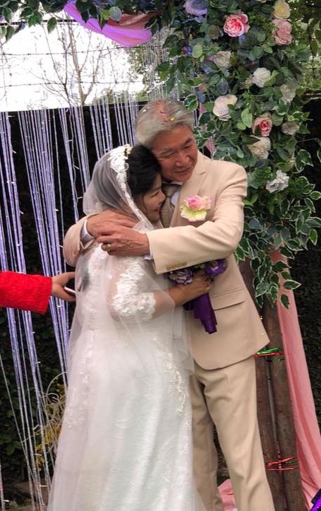 Tuổi U70, NSND Thanh Hoa vẫn trẻ trung mặc váy cưới bên chồng trẻ