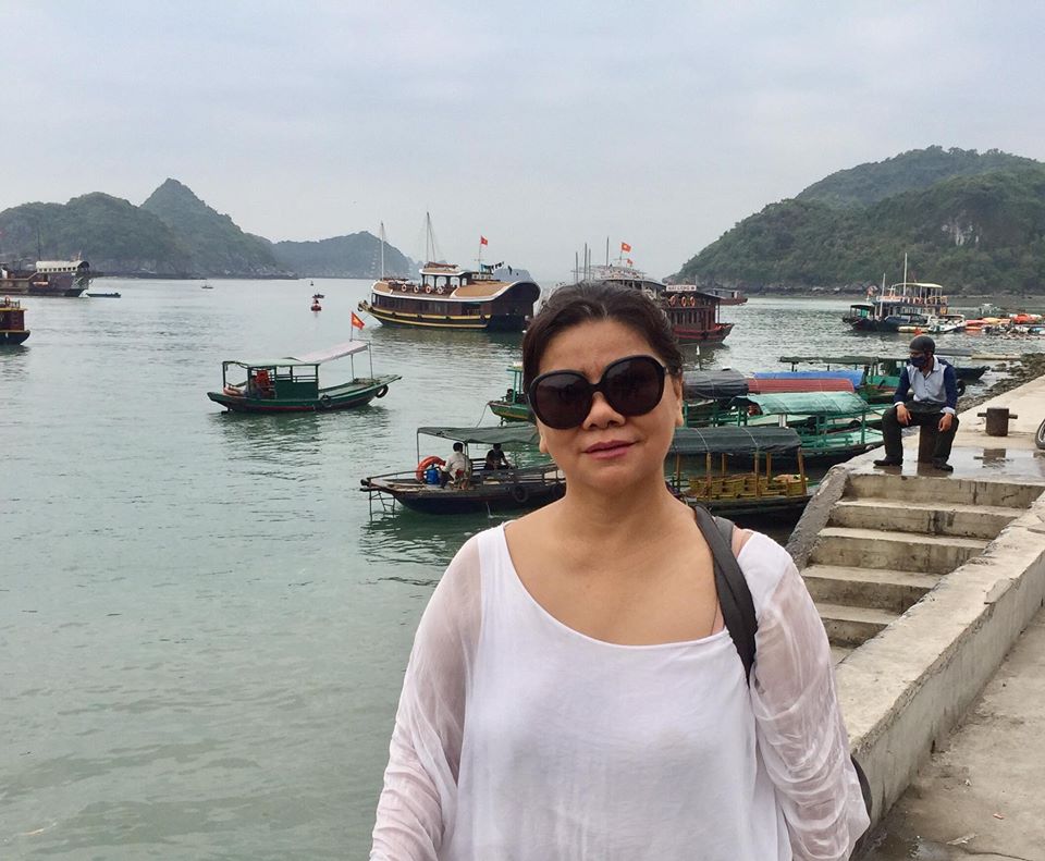 Tuổi U70, NSND Thanh Hoa vẫn trẻ trung mặc váy cưới bên chồng trẻ