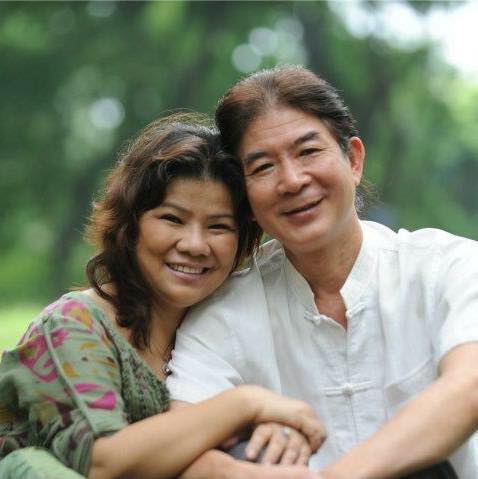 Tuổi U70, NSND Thanh Hoa vẫn trẻ trung mặc váy cưới bên chồng trẻ