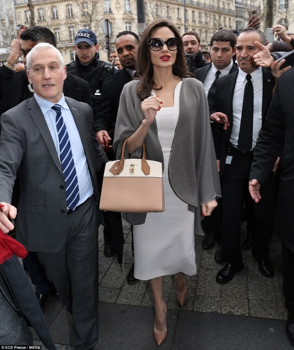Angelina Jolie biến hóa hoàn hảo với đồ đơn sắc trong chuyến sang Pháp Angelina Jolie biến hóa hoàn hảo với đồ đơn sắc trong chuyến sang Pháp