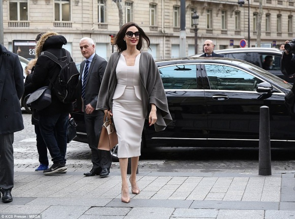 Angelina Jolie biến hóa hoàn hảo với đồ đơn sắc trong chuyến sang Pháp