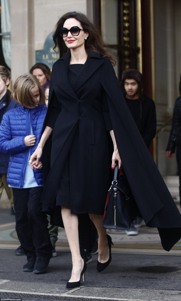 Angelina Jolie biến hóa hoàn hảo với đồ đơn sắc trong chuyến sang Pháp Angelina Jolie biến hóa hoàn hảo với đồ đơn sắc trong chuyến sang Pháp