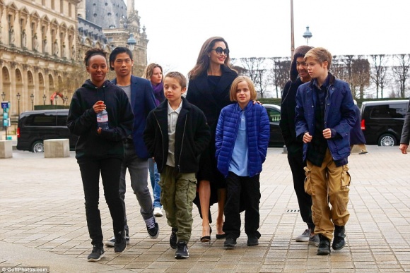 Angelina Jolie biến hóa hoàn hảo với đồ đơn sắc trong chuyến sang Pháp Angelina Jolie biến hóa hoàn hảo với đồ đơn sắc trong chuyến sang Pháp