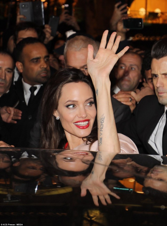 Angelina Jolie biến hóa hoàn hảo với đồ đơn sắc trong chuyến sang Pháp Angelina Jolie biến hóa hoàn hảo với đồ đơn sắc trong chuyến sang Pháp