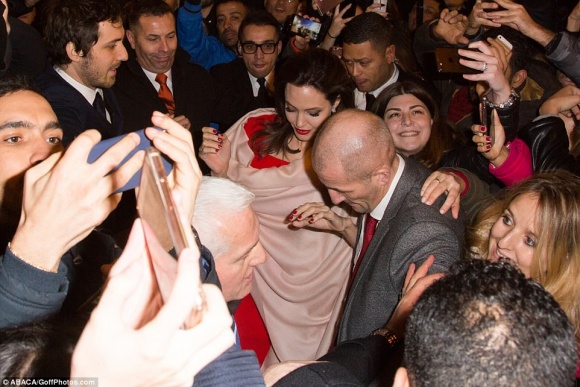 Angelina Jolie biến hóa hoàn hảo với đồ đơn sắc trong chuyến sang Pháp