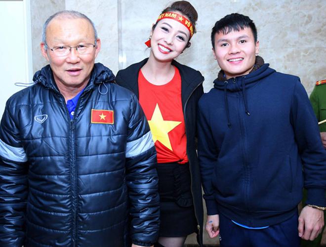 Tóc Tiên, Hương Giang Idol hài hước kêu trời khi biết tin U23 Việt Nam sẽ có mặt tại TP.HCM