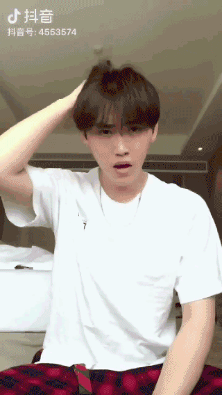 Ngoài U23, trên Facebook còn hot trào lưu biến hình chỉ với một cái phẩy tay!