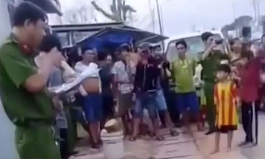 Xuất hiện thêm clip sốc vụ bêu danh người bán dâm