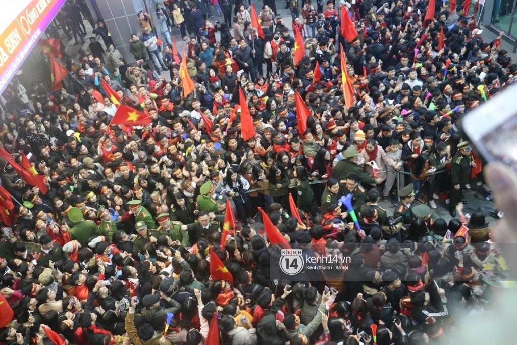 Đi đón cầu thủ U23 tại Nghệ An: Vỡ trận, chen lấn đến rơi giày cũng cố xem cầu thủ thần tượng