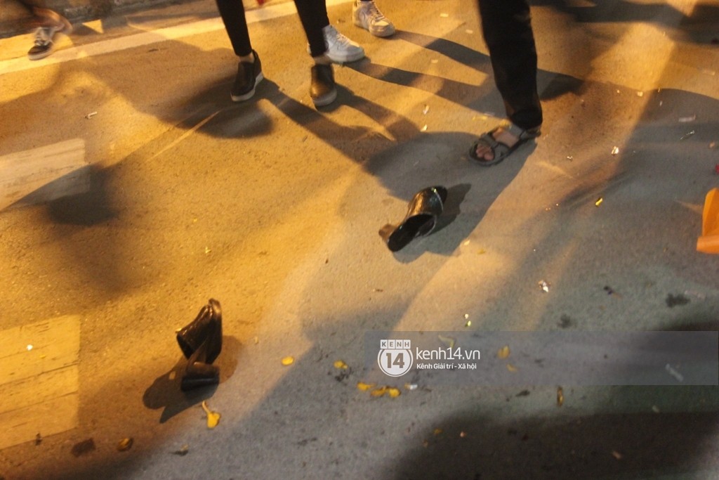 Đi đón cầu thủ U23 tại Nghệ An: Vỡ trận, chen lấn đến rơi giày cũng cố xem cầu thủ thần tượng