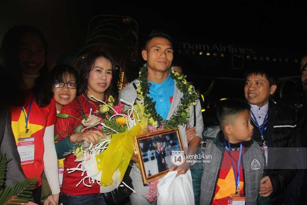 Đi đón cầu thủ U23 tại Nghệ An: Vỡ trận, chen lấn đến rơi giày cũng cố xem cầu thủ thần tượng