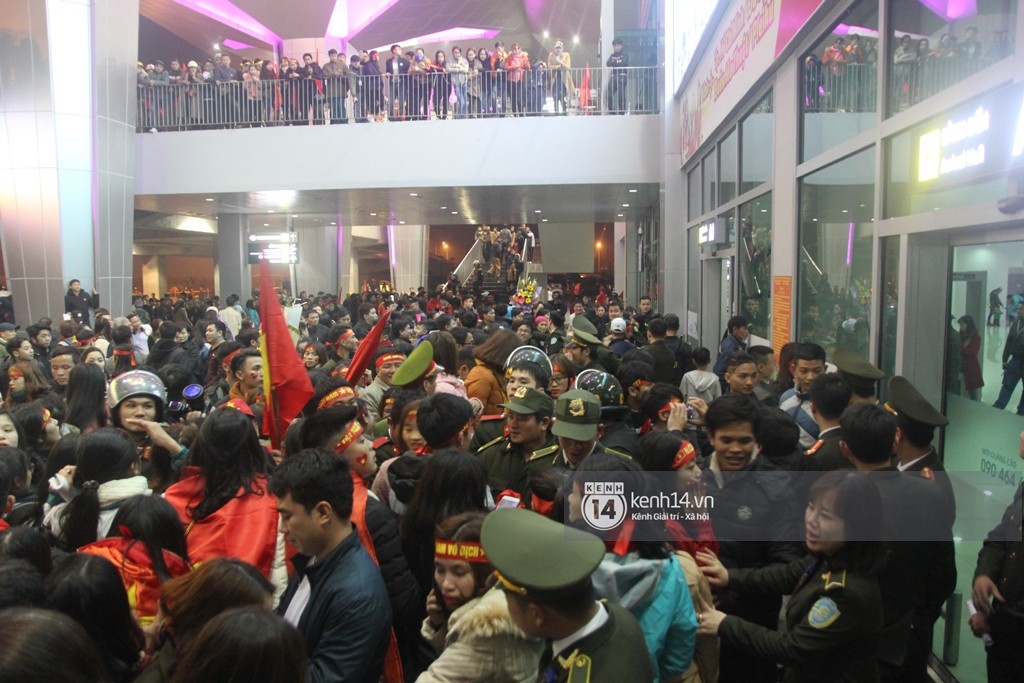Đi đón cầu thủ U23 tại Nghệ An: Vỡ trận, chen lấn đến rơi giày cũng cố xem cầu thủ thần tượng