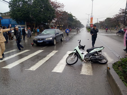 Xe biển xanh 80A tông người phụ nữ đi xe máy văng 20 m