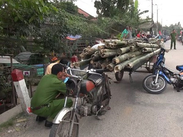Chở tre nhọn ngoài đường, gây chết oan 1 người