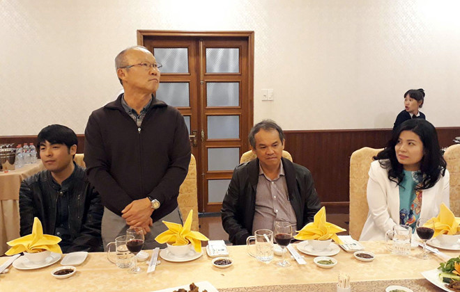 Bầu Đức cùng người hâm mộ Gia Lai chào đón HLV Park Hang-seo