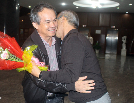 Bầu Đức cùng người hâm mộ Gia Lai chào đón HLV Park Hang-seo