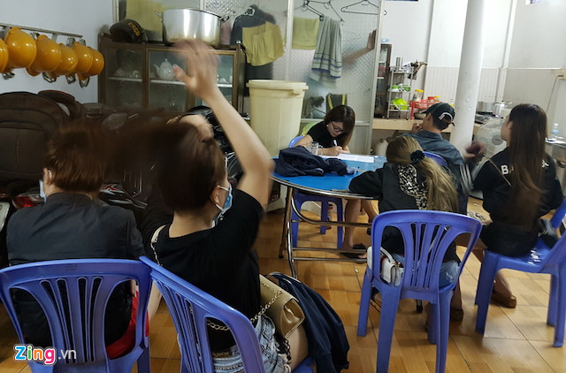 8 cô gái bay lắc trong phòng karaoke ở miền Tây