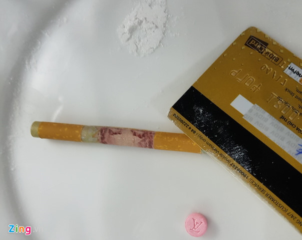 8 cô gái bay lắc trong phòng karaoke ở miền Tây