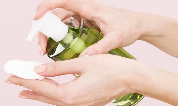 Mẹo lau kính đón Tết sạch trong nháy mắt để nhà luôn sang, sáng như mới Mẹo lau kính đón Tết sạch trong nháy mắt để nhà luôn sang, sáng như mới