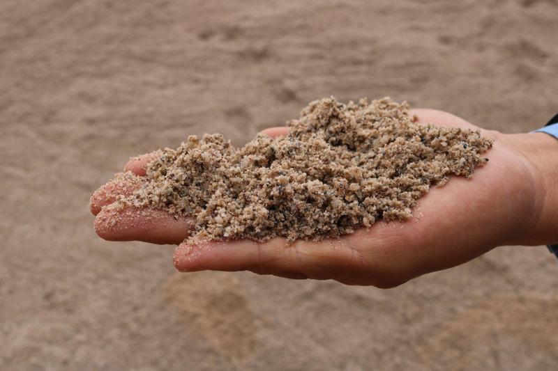 Mẹo lau kính đón Tết sạch trong nháy mắt để nhà luôn sang, sáng như mới Mẹo lau kính đón Tết sạch trong nháy mắt để nhà luôn sang, sáng như mới