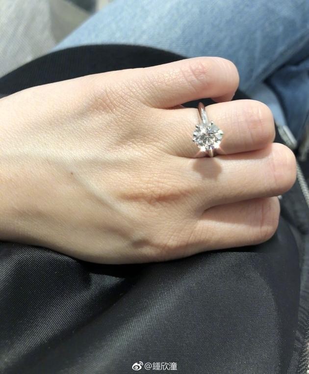 Sau scandal ảnh nóng với Trần Quán Hy, Chung Hân Đồng hạnh phúc khoe được bạn trai cầu hôn