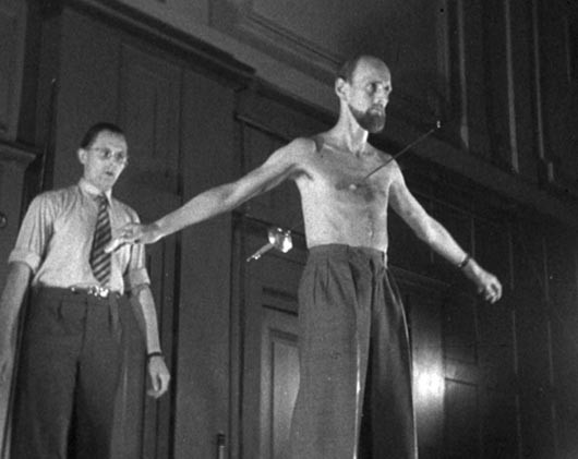 Đâm kiếm xuyên qua lồng ngực tới 500 lần, người đàn ông vẫn bình an vô sự một cách bí ẩn