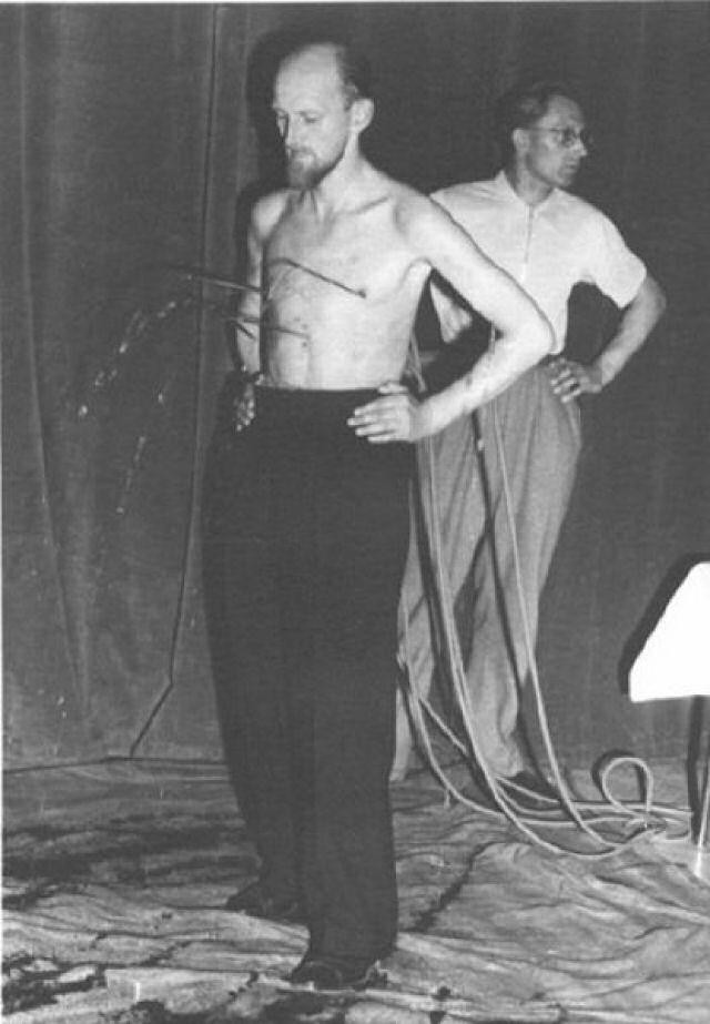 Đâm kiếm xuyên qua lồng ngực tới 500 lần, người đàn ông vẫn bình an vô sự một cách bí ẩn