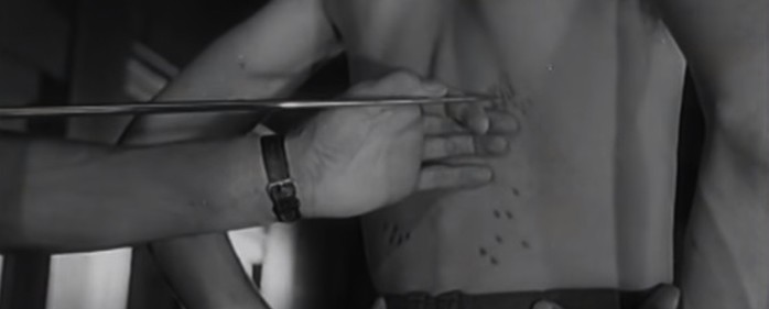 Đâm kiếm xuyên qua lồng ngực tới 500 lần, người đàn ông vẫn bình an vô sự một cách bí ẩn