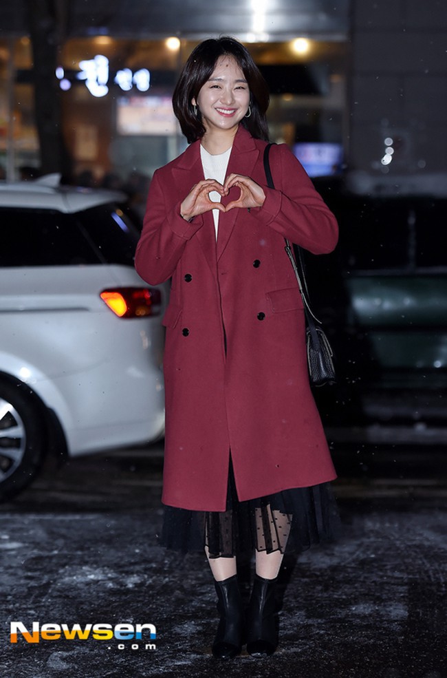 Nhìn Hà Tăng, Jolie Nguyễn... diện street style sắc đỏ mà chợt nhận ra: Tết đã về gần lắm rồi đây!