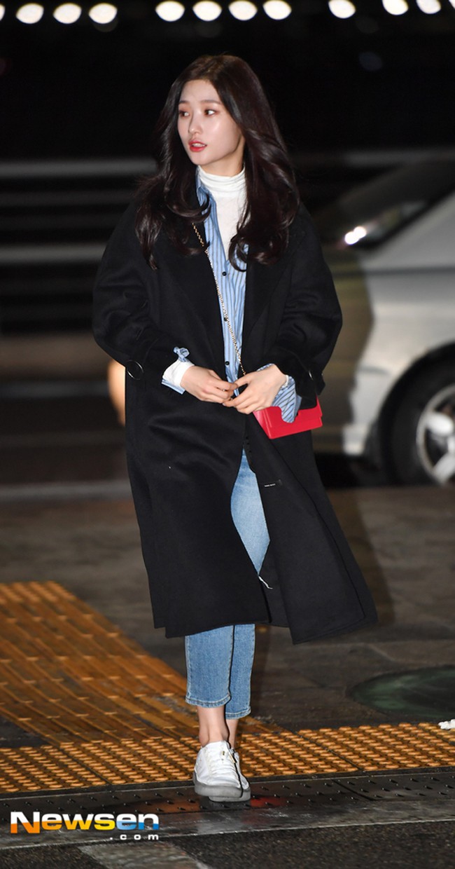 Nhìn Hà Tăng, Jolie Nguyễn... diện street style sắc đỏ mà chợt nhận ra: Tết đã về gần lắm rồi đây!