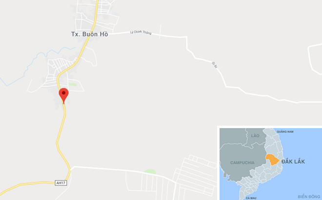 Tránh xe đạp điện, ôtô khách tông 4 xe máy rồi lao vào nhà dân