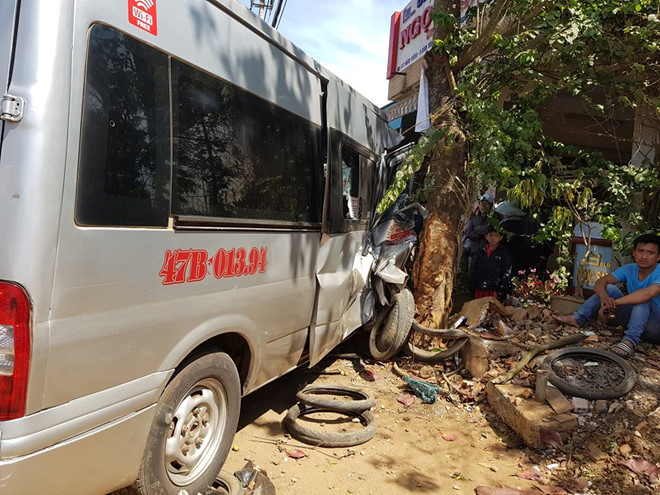 Tránh xe đạp điện, ôtô khách tông 4 xe máy rồi lao vào nhà dân