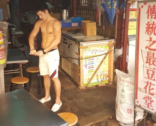 Chủ quán quá đỗi gợi cảm khiến nam giới nườm nượp đến mua hàng