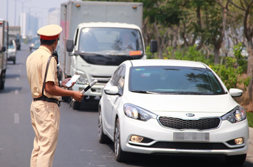 Tài xế thua kiện lỗi vượt đèn vàng với cảnh sát giao thông