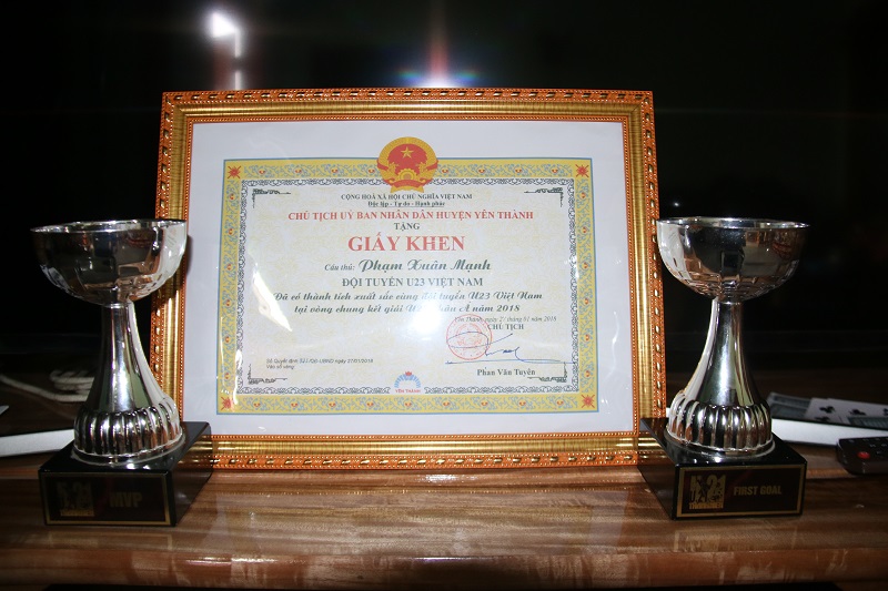 Xuân Mạnh U23 lặng người vì món quà 10 nghìn đồng mẹ tặng ở sân bay