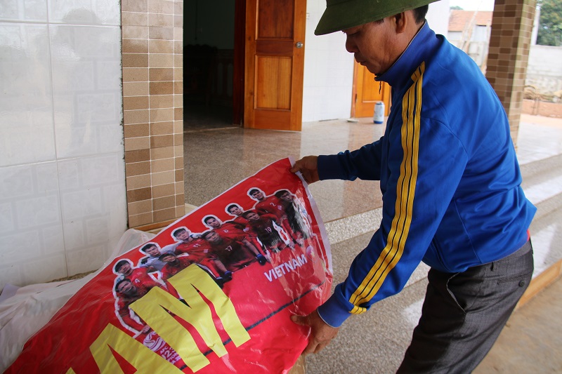 Xuân Mạnh U23 lặng người vì món quà 10 nghìn đồng mẹ tặng ở sân bay