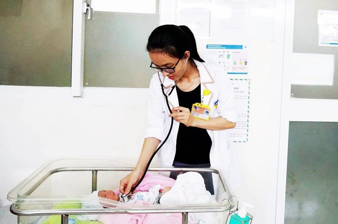 30 phút khẩn cấp cứu bé sơ sinh bị sa dây rốn, suy thai trong bụng mẹ