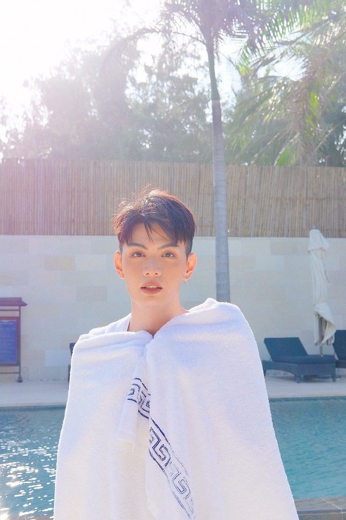 Đào Bá Lộc đăng ảnh táo bạo bên hồ bơi nhân ngày kỉ niệm 1 năm yêu nhau với bạn trai