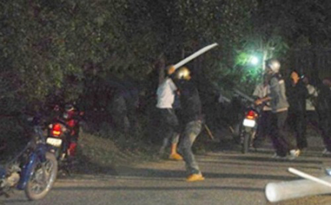 Sau khi đâm chết người, hung thủ gọi mẹ nạn nhân đến mang xác con về