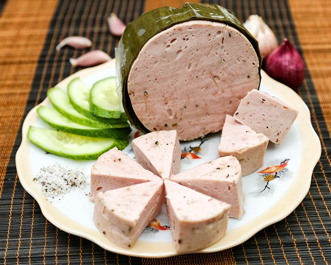 Mua giò lụa dịp Tết: Đừng quên những cảnh báo và hướng dẫn nhận biết giò sạch - bẩn từ chuyên gia